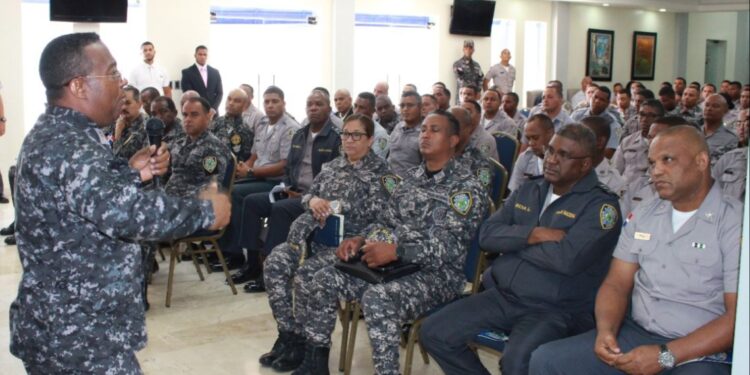 Inspector General de la Policía imparte charla de orientación con miras a fortalecer la calidad en el servicio