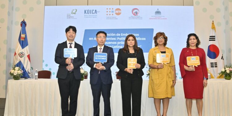 Ministerio de la Mujer y panelistas discuten acciones para la prevención del embarazo en adolescentes