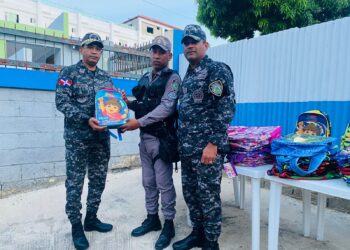 Padres policías reciben útiles escolares para sus hijos en la zona Sur de Santiago