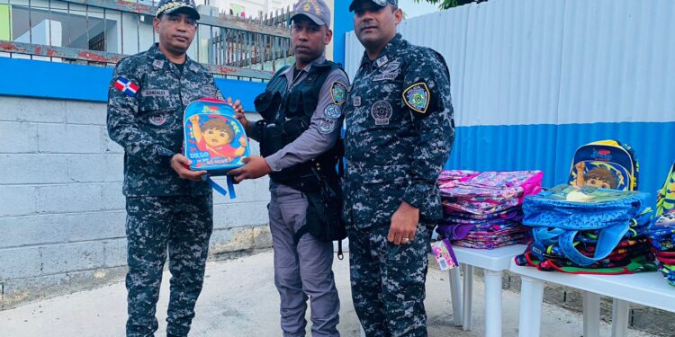 Padres policías reciben útiles escolares para sus hijos en la zona Sur de Santiago