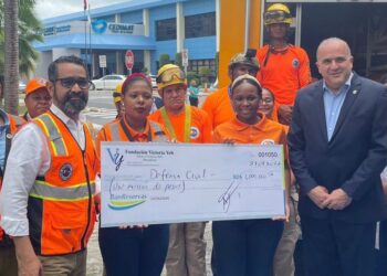 Defensa Civil recibe cheque por 1 millón de pesos del senador Alexis Victoria Yeb