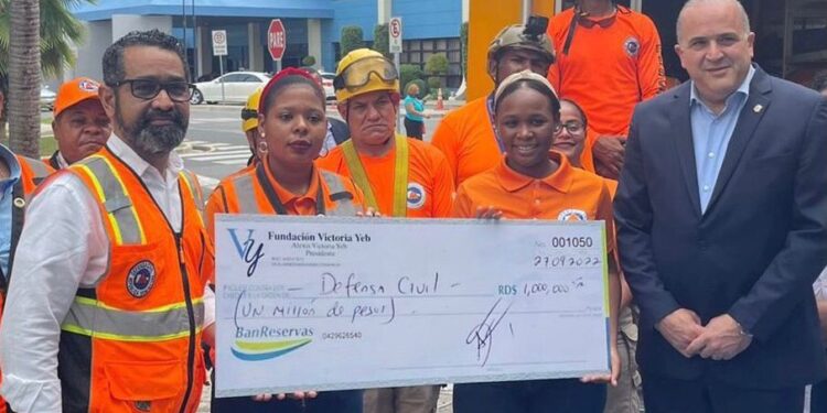 Defensa Civil recibe cheque por 1 millón de pesos del senador Alexis Victoria Yeb