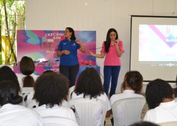 Estudiantes del Distrito Educativo 10-03 reciben charla sobre cambios y embarazos en adolescentes