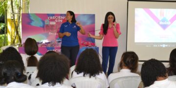 Estudiantes del Distrito Educativo 10-03 reciben charla sobre cambios y embarazos en adolescentes
