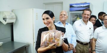 Primera dama recibe 70 mil panes para damnificados por huracán Fiona