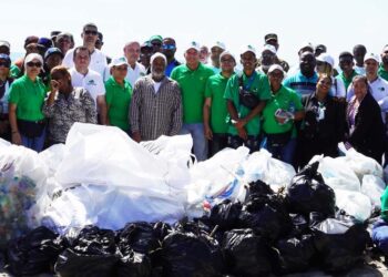 Colaboradores de la OMSA recogen cientos de desechos sólidos en Playa Manresa