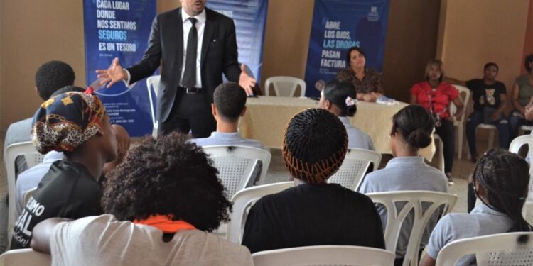 Fiscalía de SDE y Norte orienta a jóvenes líderes sobre prevención del delito