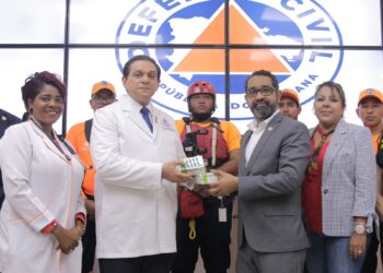 Salud Pública entrega medicamentos a Defensa Civil para prevenir contagios enfermedades tras paso Fiona 