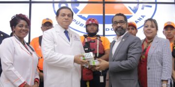 Salud Pública entrega medicamentos a Defensa Civil para prevenir contagios enfermedades tras paso Fiona 
