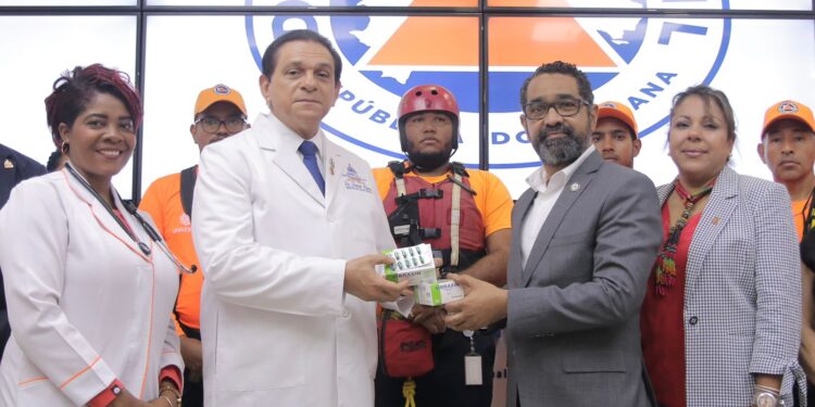 Salud Pública entrega medicamentos a Defensa Civil para prevenir contagios enfermedades tras paso Fiona