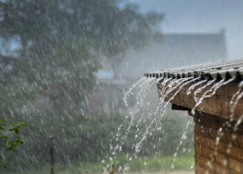 Aguaceros, tormentas eléctricas y ráfagas de viento en varios puntos por vaguada