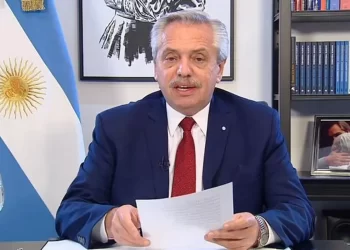 Presidente de Argentina condena "atentado" contra Cristina Fernández y declara feriado este viernes