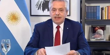 Presidente de Argentina condena "atentado" contra Cristina Fernández y declara feriado este viernes