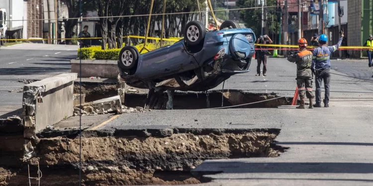 Búsqueda desesperada de una niña y su madre tras ser engullidas por un socavón en Guatemala