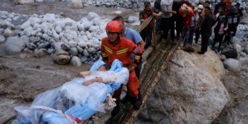 Crece a 66 la cifra de muertos por el terremoto en China