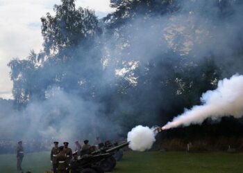 Con 96 salvas de cañón, rinden homenaje a la fallecida reina