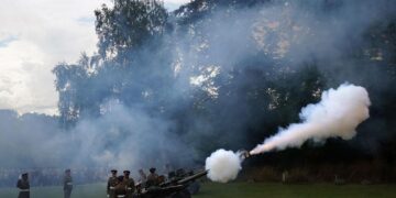 Con 96 salvas de cañón, rinden homenaje a la fallecida reina