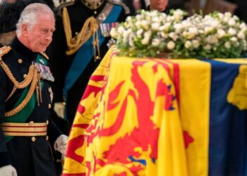 Trasladarán el féretro con los restos de Isabel II de Edimburgo a Londres esta tarde