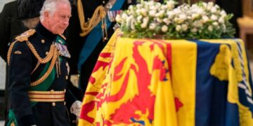 Trasladarán el féretro con los restos de Isabel II de Edimburgo a Londres esta tarde