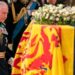 Trasladarán el féretro con los restos de Isabel II de Edimburgo a Londres esta tarde