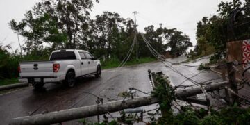 Lento restablecimiento de la luz en Puerto Rico pone en aprietos el funcionamiento de otros servicios