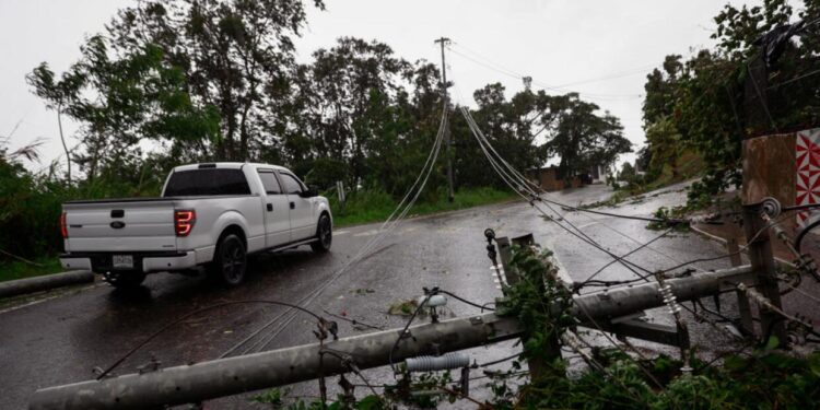 Lento restablecimiento de la luz en Puerto Rico pone en aprietos el funcionamiento de otros servicios