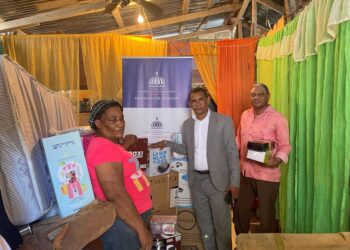 Instituto de Auxilios entrega enseres para el hogar a anciano de 102 años