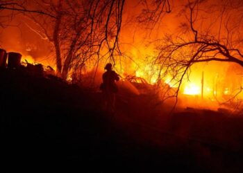Al menos 4 muertos y decenas de evacuaciones por los incendios en California