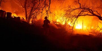 Al menos 4 muertos y decenas de evacuaciones por los incendios en California