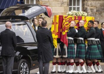 El ataúd de Isabel II partirá mañana al palacio de Buckingham