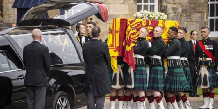 El ataúd de Isabel II partirá mañana al palacio de Buckingham