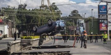 Hundimiento en calle de Guatemala deja dos desaparecidos y tres heridos