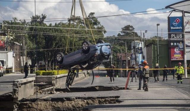 Hundimiento en calle de Guatemala deja dos desaparecidos y tres heridos