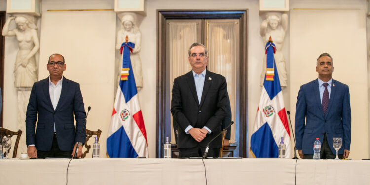 Gobierno pone en servicio la aplicación móvil Bacheo 24/7