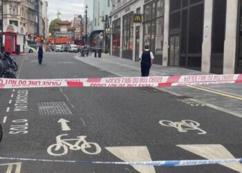 Un hombre apuñala con un cuchillo a dos policías en el centro de Londres