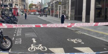 Un hombre apuñala con un cuchillo a dos policías en el centro de Londres