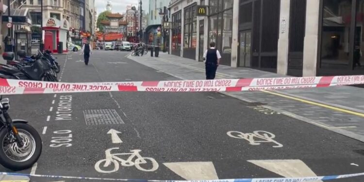 Un hombre apuñala con un cuchillo a dos policías en el centro de Londres