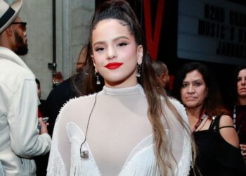 Romeo Santos y Rosalía fusionan la bachata y los sonidos flamencos en "El Pañuelo"