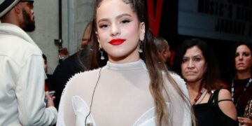 Romeo Santos y Rosalía fusionan la bachata y los sonidos flamencos en "El Pañuelo"