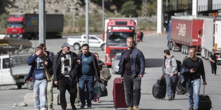 Sigue el éxodo de jóvenes rusos a países limítrofes para evita ser llamados a filas