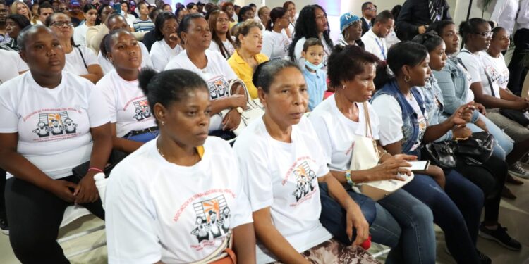 Disponen salario mínimo de 10 mil pesos para el trabajo doméstico