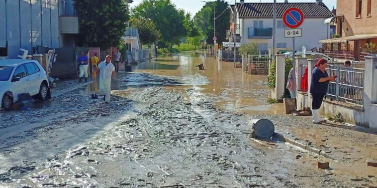 Un tromba de agua arrasa en dos horas el centro de Italia, con 10 muertos