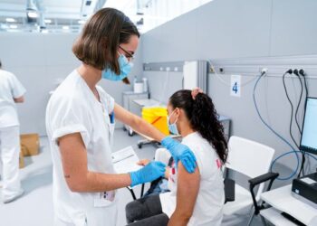 Vacunarse contra covid después de la ovulación evita alteraciones del ciclo