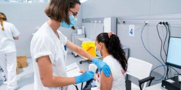 Vacunarse contra covid después de la ovulación evita alteraciones del ciclo