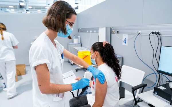 Vacunarse contra covid después de la ovulación evita alteraciones del ciclo