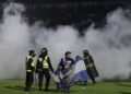 Policía indonesia investiga a 18 oficiales por la tragedia en campo de fútbol