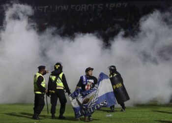 Policía indonesia investiga a 18 oficiales por la tragedia en campo de fútbol