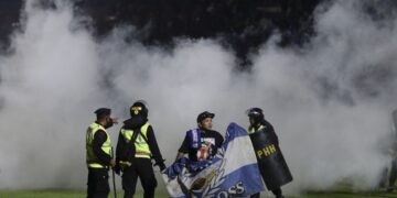 Policía indonesia investiga a 18 oficiales por la tragedia en campo de fútbol