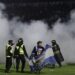 Policía indonesia investiga a 18 oficiales por la tragedia en campo de fútbol