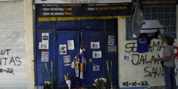 Policía de Indonesia: Las puertas de salida del estadio son demasiado pequeñas para escapar